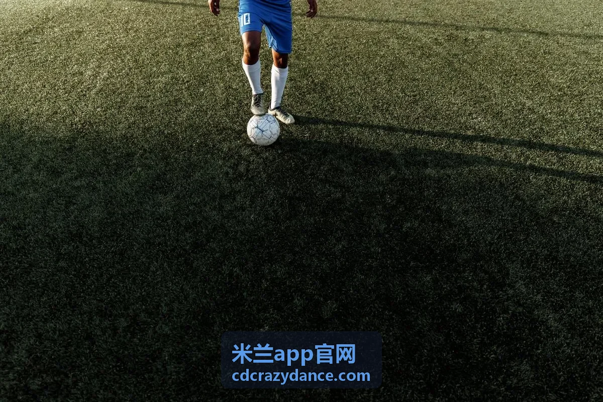 米兰App产品界面预览，展示舞蹈教学与AI动作分析功能